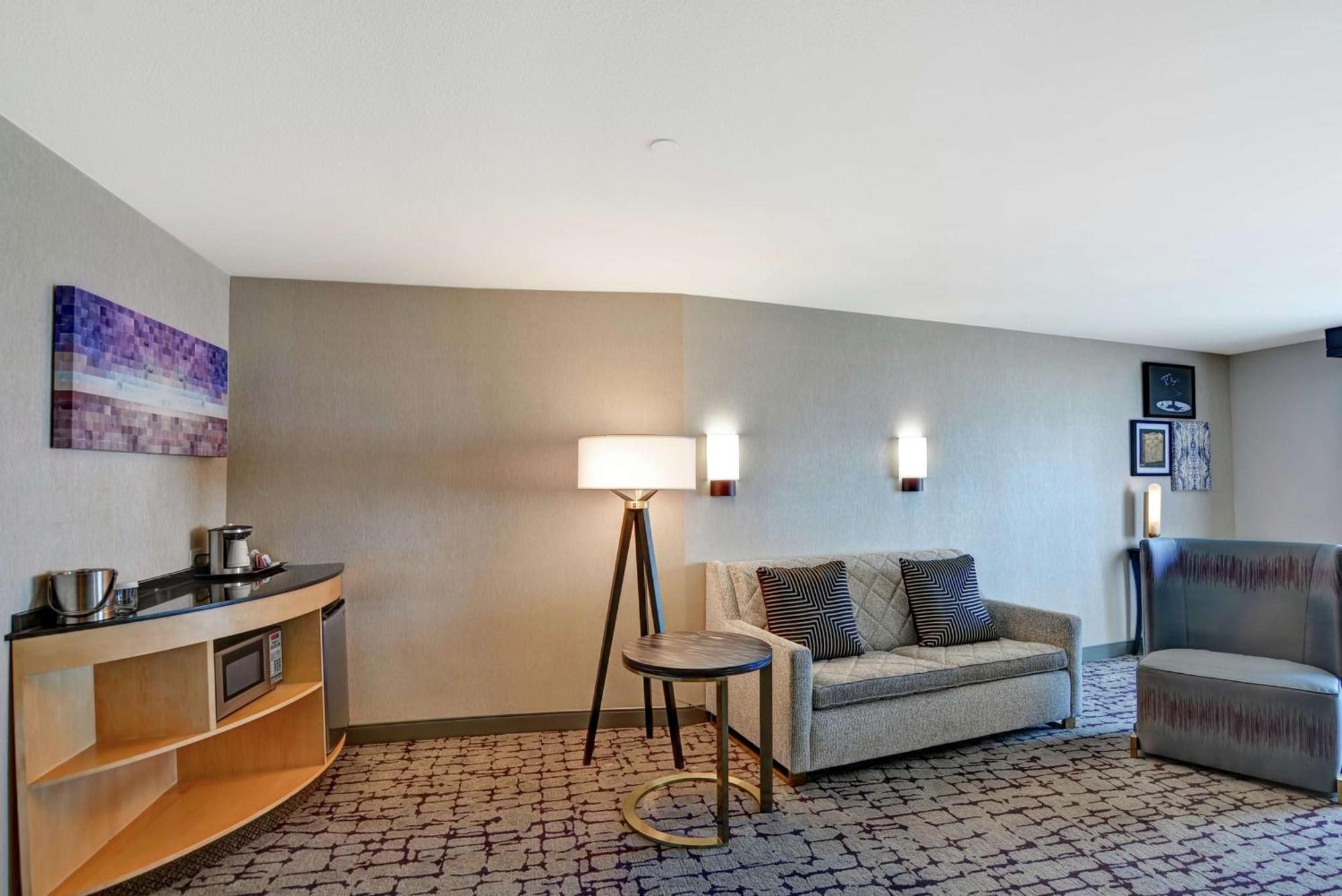 Doubletree By Hilton Baton Rouge Hotel Exterior photo
